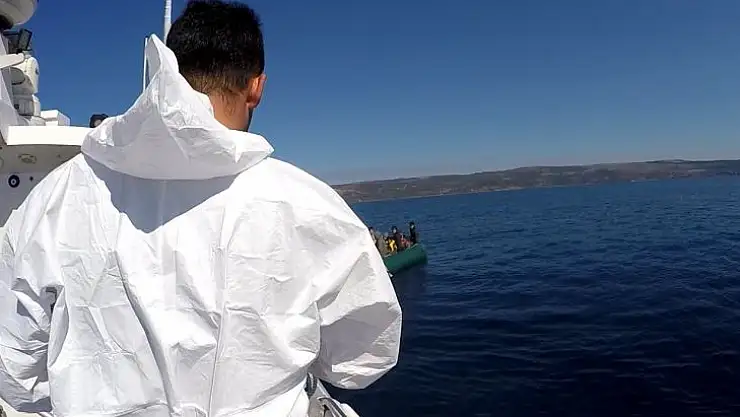 Çanakkale açıklarında ölüme terk edilen 30 düzensiz göçmen kurtarıldı