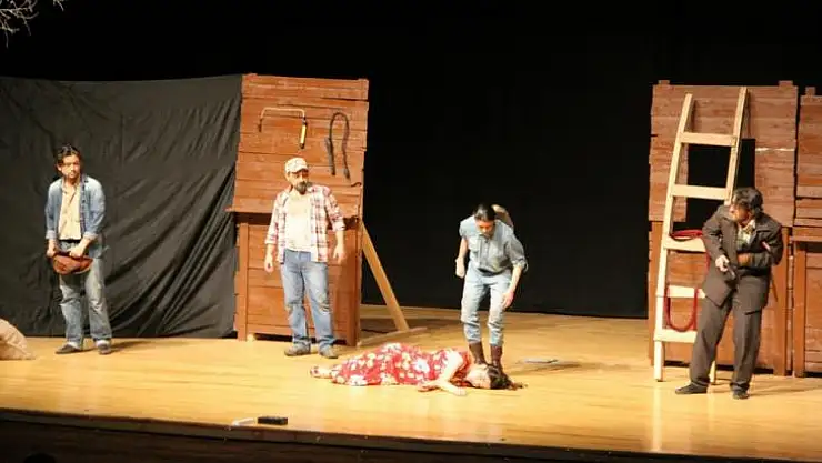 DPÜ Tiyatro Topluluğu 'Fareler ve İnsanlar' oyununu sahneledi