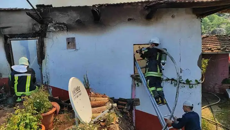 Elektrik kontağından çıkan yangın, 2 katlı evi küle döndürdü