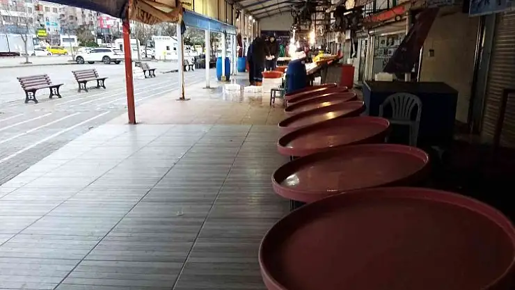 Fırtına balık tezgahlarını süpürdü